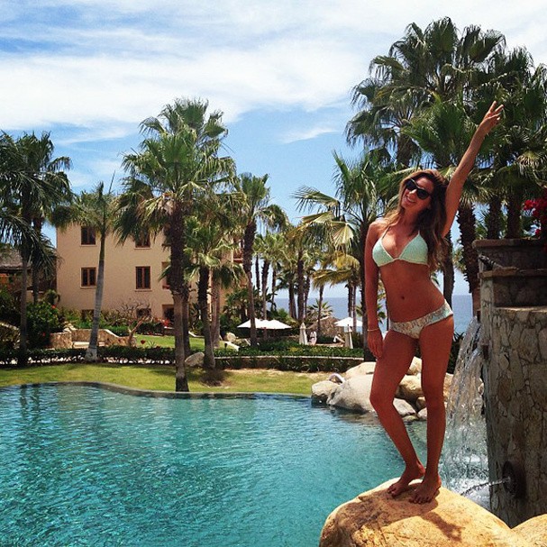 Ashley Tisdale en bikini blanc